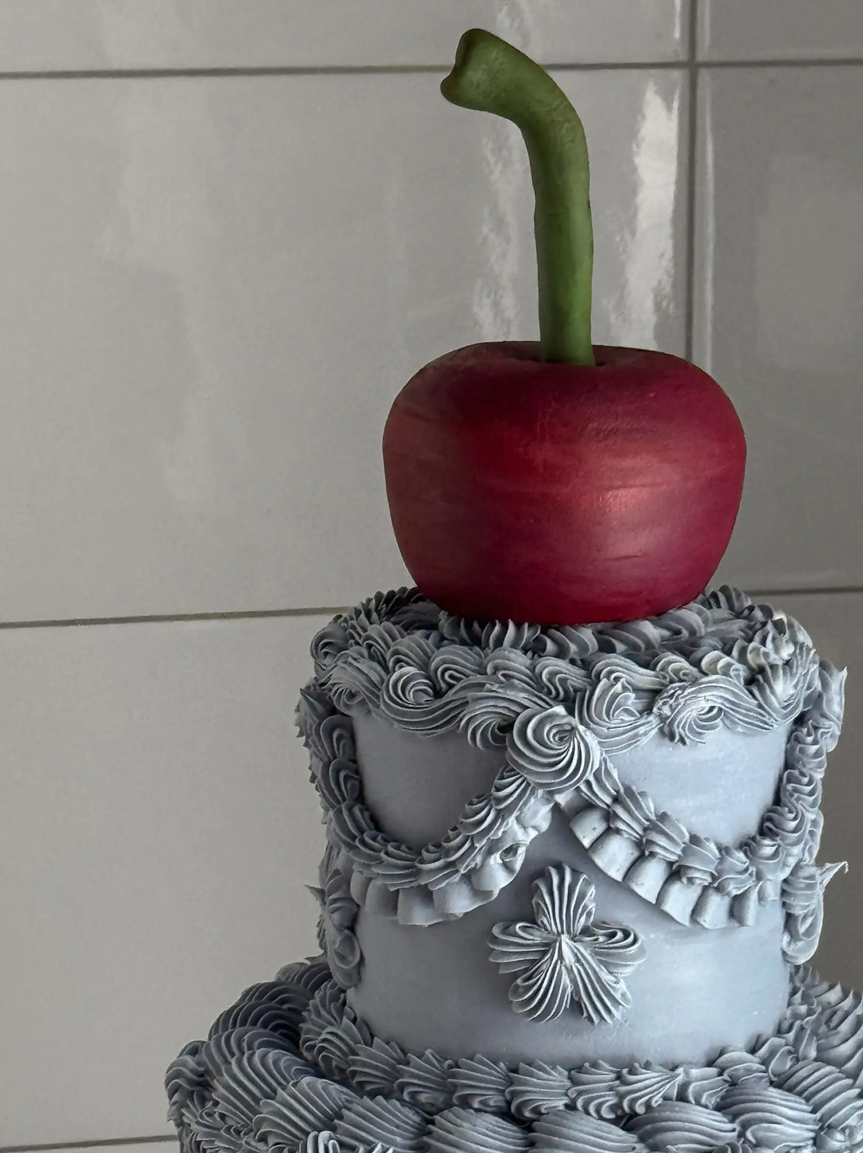 big cherry fairy cake — деталь